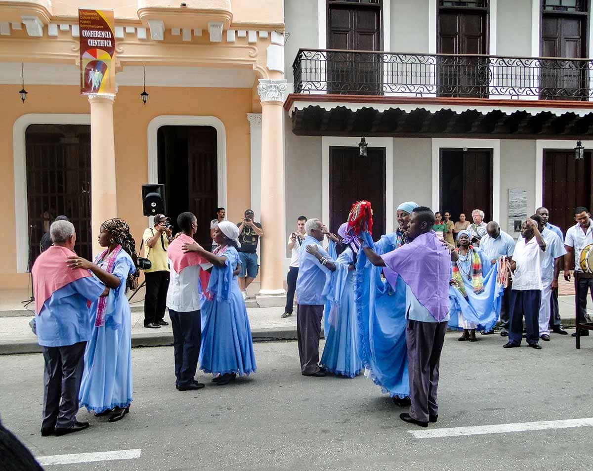 Personas bailando en la Plaza de la Revolución en Bayamo 
